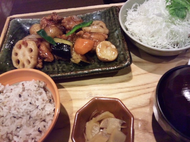 大戸屋の鶏と野菜の黒酢あん定食 たべてみました